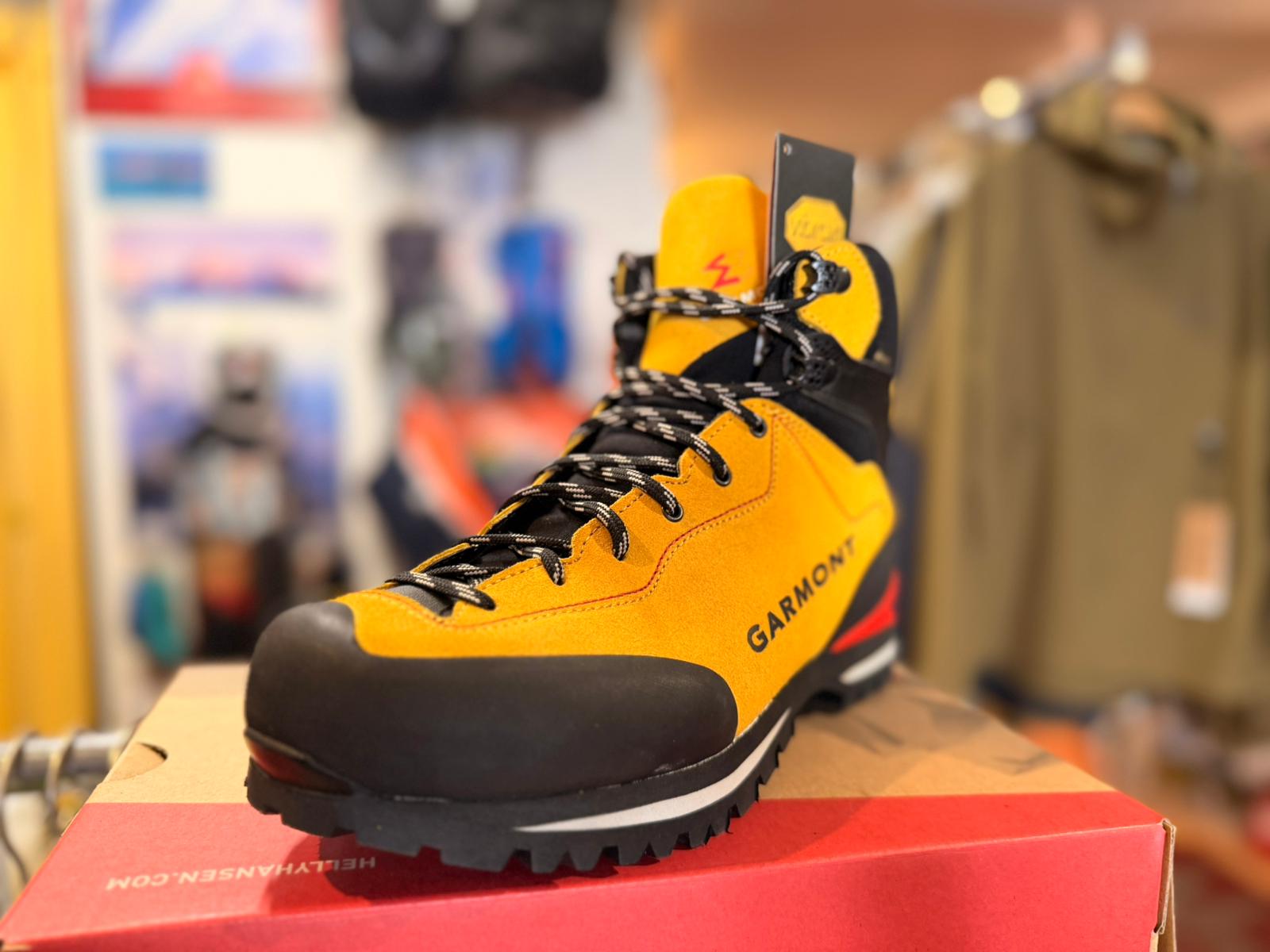 Chaussure Garmont jaune noire, vue avant trois-quarts